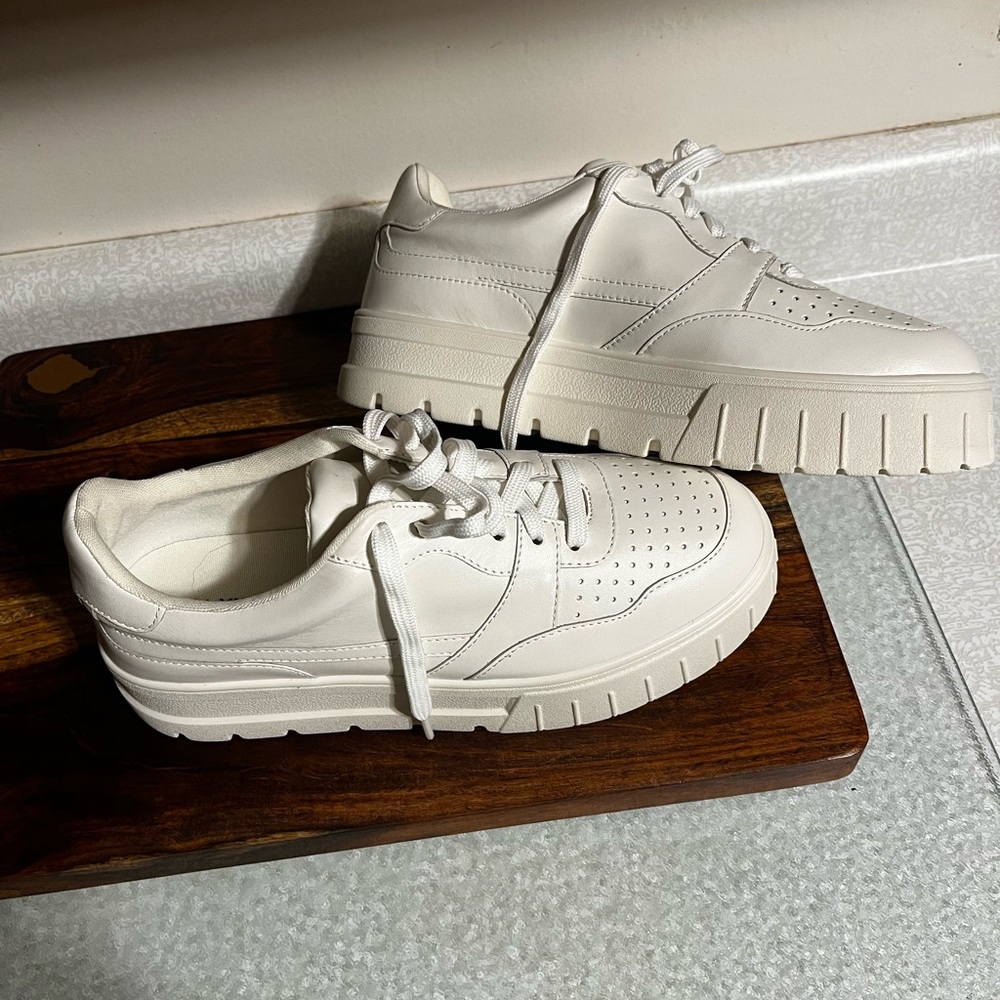 Lisa Vicky Women’s White Casual Sneaker